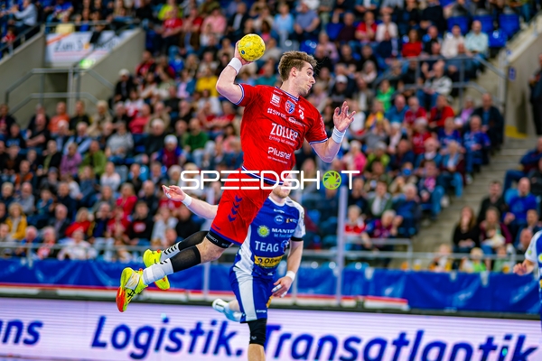 Nikola Vlahovic (3, SG BBM Bietigheim) springt zum Wurf