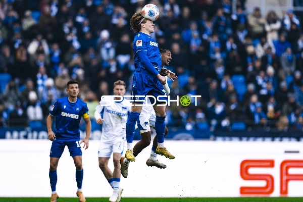 Luftduell um den Ball