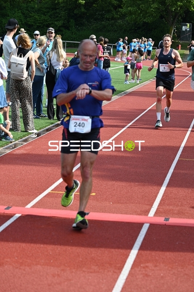 Läufer überquert Ziellinie