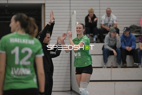 Timeout mit Lena Schultze (16; USC Münster) und Coach Matthias Pack (999; USC Münster)