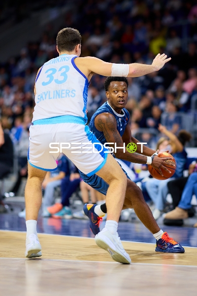 DJ Horne (0; MLP Academics Heidelberg) mit Ball gegen Ryan Hawkins (33; Frankfurt Skyliners)