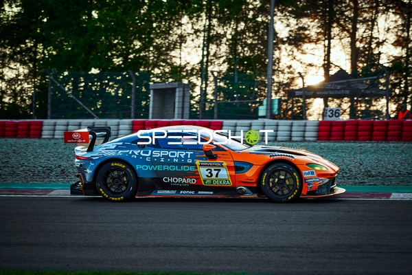 Rennfahrzeug auf der Rennstrecke