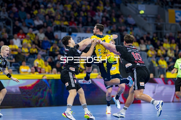 Marek Nissen (6; HC Erlangen) in Aktion