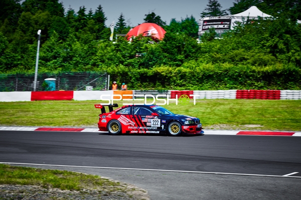 Rennfahrzeug auf der Rennstrecke