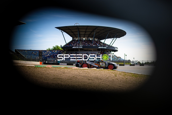 Rennfahrzeug auf der Rennstrecke