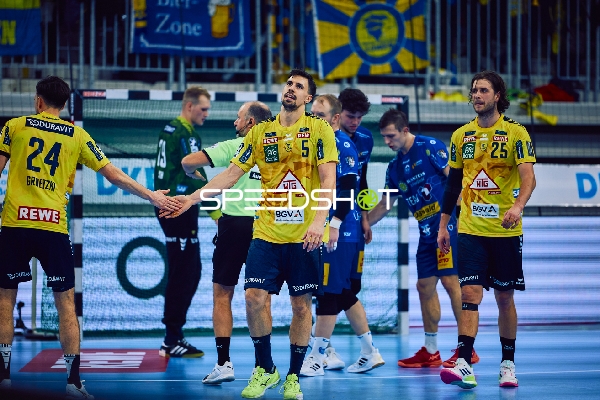 Spieler begrüßen sich nach dem Spiel.