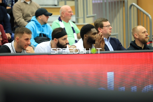 Szene mit KeyShawn Feazell (6; Basketball Nymburg), Matej Svoboda (11; Basketball Nymburg) und Vojtech Hruban (77; Basketball Nymburg)