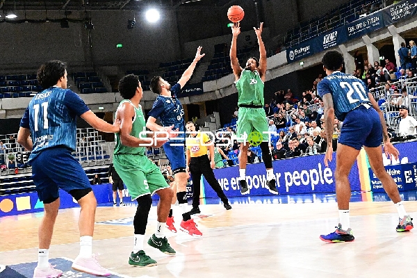 Urald King (20; Gladiators Trier) wirft auf Korb