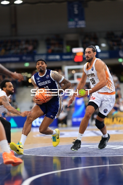 Spielszene mit DJ Horne (0; MLP Academics Heidelberg) und Antonios Karagiannidis (29; Promitheas Patras Vikos Cola)