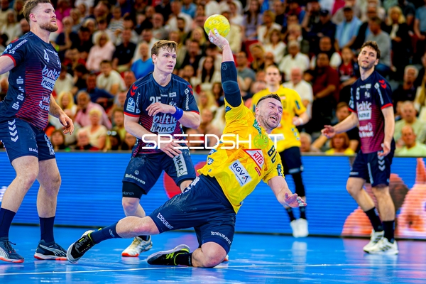 Wurf Jannik Kohlbacher (80;Rhein Neckar Löwen) gegen Oskar Czertowicz (26;SG Flensburg Handewitt)