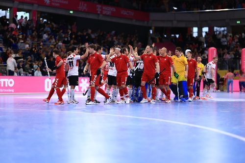 Spieler von Polen und Österreich begrüßen sich