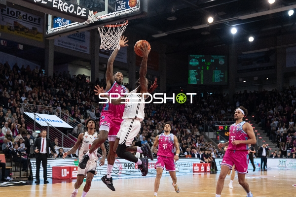 Spielaktion mit Michael Kessens (6; Telekom Baskets Bonn) und Alijah Comithier (2; Telekom Baskets Bonn)