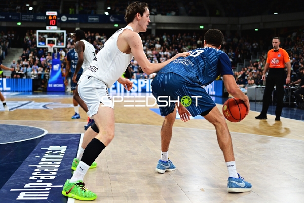 Benjamin Schröder (2; Basketball Löwen Braunschweig) und Niklas Würzner (2; MLP Academics Heidelberg) in Aktion