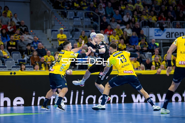 Sebastian Heymann (13; Rhein Neckar Löwen) im Zweikampf mit 30; Rhein Neckar Löwen und 13; HC Erlangen