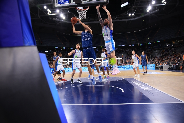 Spielaktion mit Paul Zipser (9; MLP Academics Heidelberg) und Ryan Hawkins (33; Frankfurt Skyliners)