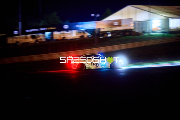 Rennfahrzeug bei Nacht am Nürburgring