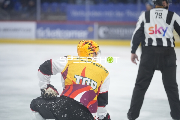 Spieler mit gelbem Helm auf dem Eis