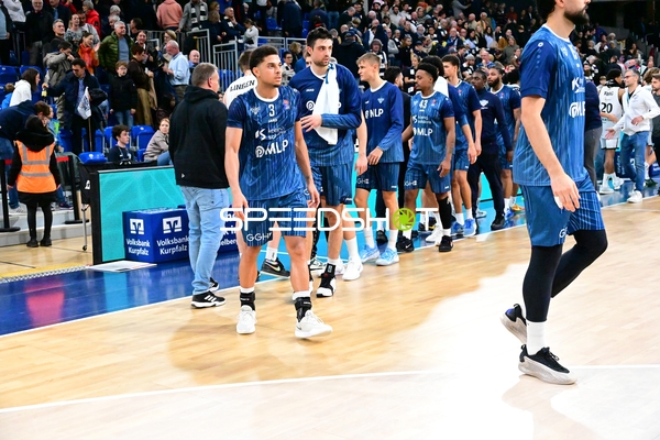 Nach Spielende: Spieler verlassen Spielfeld