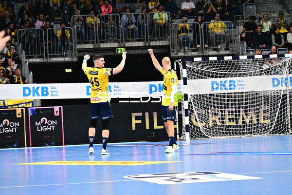 Halil Jaganjac jubelt mit Teamkollege