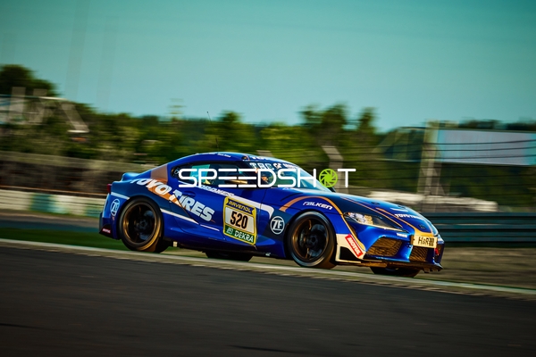 Rennfahrzeug auf der Rennstrecke