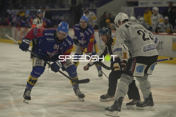 Faceoff zwischen Reto Schäppi (91; EHC Kloten) und Samuel Walser (23; Fribourg-Gotteron)