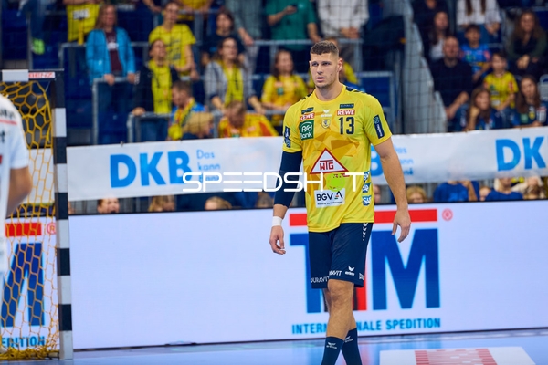 Ein Spieler der Rhein Neckar Löwen geht über das Spielfeld.