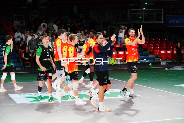 Spielszene mit Jonathan Downs (17; BADEN VOLLEYS SSC Karlsruhe), Eli Irizarry (22; BADEN VOLLEYS SSC Karlsruhe) und Mika Ahmann (1; BADEN VOLLEYS SSC Karlsruhe)