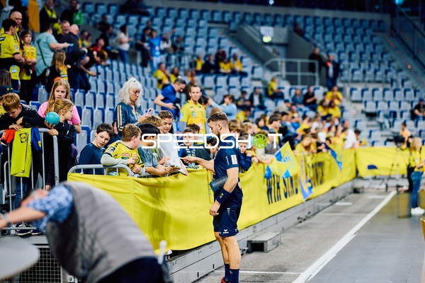 Spieler der Rhein-Neckar Löwen signiert Autogramme für Fans