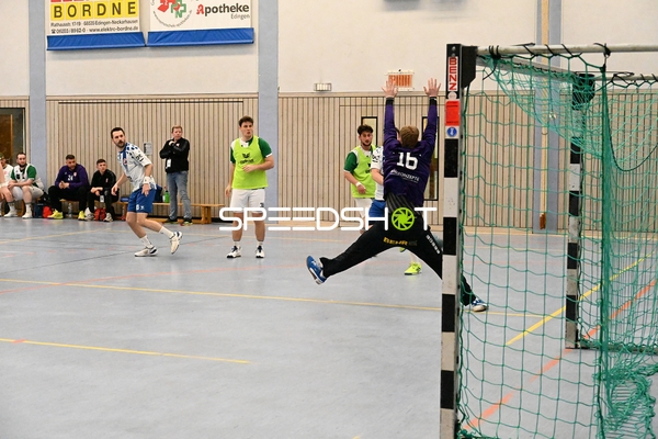 Schussversuch auf das Tor von TV Friedrichsfeld