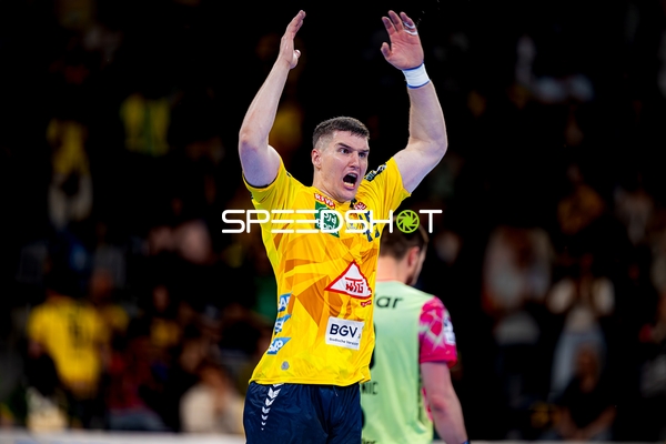 Spieler mit erhobenen Armen