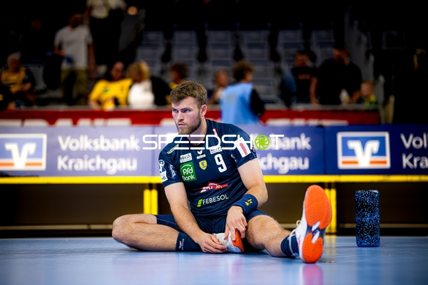 Spieler Steven Plucnar Jacobsen (9; Rhein Neckar Löwen) dehnt sich