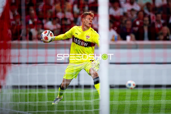 Torwart Alexander Nübel (33; VfB Stuttgart) mit Abwurf