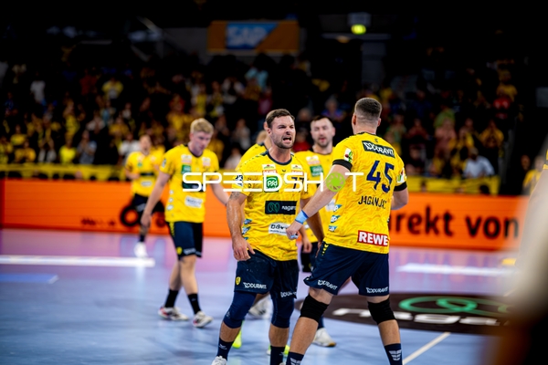 Dani Baijens (77; Rhein Neckar Löwen) und Halil Jaganjac (45; Rhein Neckar Löwen) verteidigen