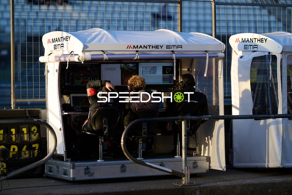 Team Manthey EMA an der Boxenfunk-Station