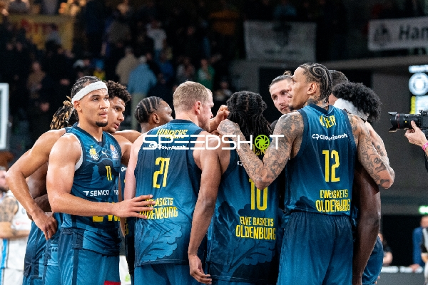 Szene mit Nicholas Tischler (11; EWE Baskets Oldenburg) und Colin Schroeder (29; EWE Baskets Oldenburg)