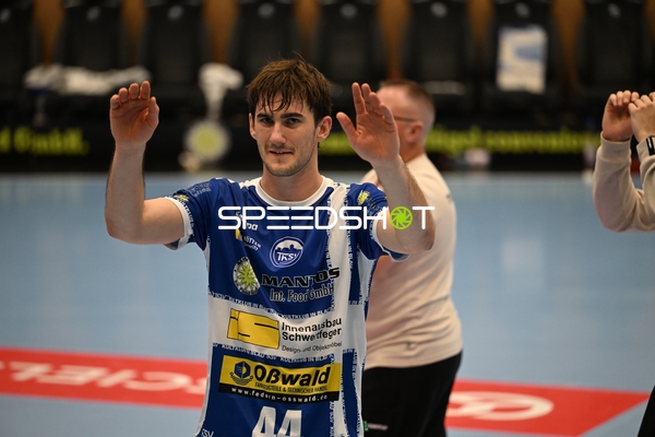 Stephan Seitz (44; ThSV Eisenach) hebt die Arme