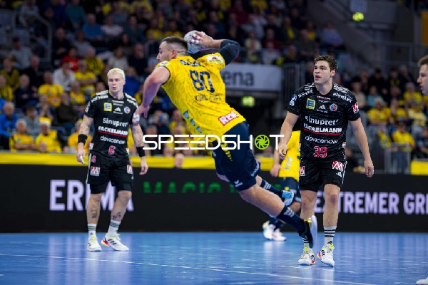 Jannik Kohlbacher (80; Rhein Neckar Löwen) mit Wurf gegen Tobias Buck (39; HC Erlangen) und Marek Nissen (6; HC Erlangen)