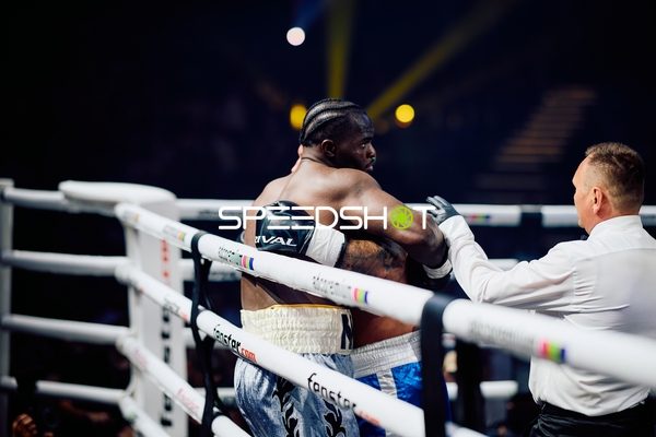 Boxer im Ring umarmt