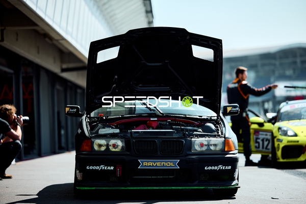 Rennvorbereitungen in der Boxengasse