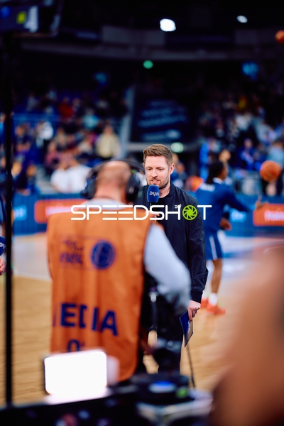 Reporter im Interview vor dem Basketballspiel