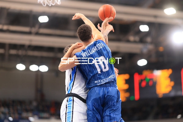 Spielaktion mit Samuell Williamson (10; MLP Academics Heidelberg) und Nelson Martin (10; Veolia Towers Hamburg)