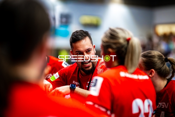 Hannes Diller (0, SG Schozach-Bottwartal) spricht mit Spielerinnen