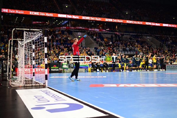 Mike Jensen (20; Rhein Neckar Löwen) hebt die Arme nach Parade