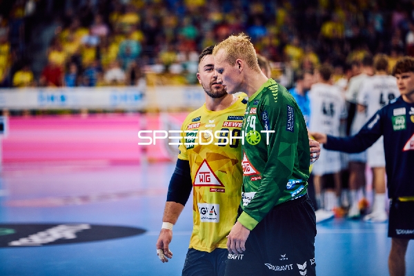 Zwei Spieler stehen sich gegenüber und scheinen im Gespräch zu sein.