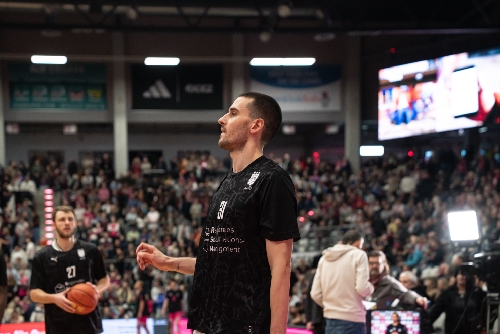 Szene mit Daniel Keppeler (31; Bamberg Baskets) beim Aufwärmen