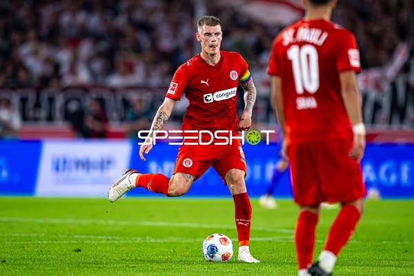 Eric Smith (8; FC St. Pauli) am Ball