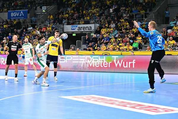 Lucas Krzikalla (8; SC DHfK Leipzig) wirft aufs Tor