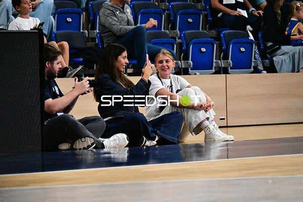 Zuschauer am Spielfeldrand