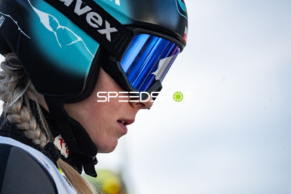 Athletin fokussiert vor Sprung