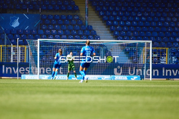 save Laura Dick (21;TSG Hoffenheim Frauen 1), Jana Feldkamp (31;TSG Hoffenheim Frauen 1)